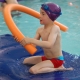 Enfant-jouant-sur-un-tapis-flottant