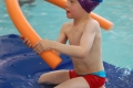 Enfant-jouant-sur-un-tapis-flottant