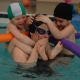 Psychomotricienne-et-enfants-jouant-ensemble
