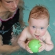 Bebe-et-sa-maman-dans-l-eau