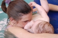 Maman-et-son-bebe-dans-la-piscine