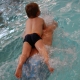 Nager-sur-le-dos-de-papa