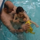 Papa-et-son-fils-jouant-dans-la-piscine