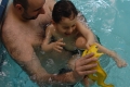 Papa-et-son-fils-jouant-dans-la-piscine