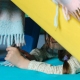Enfant-preparant-son-tobogan