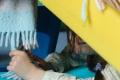 Enfant-preparant-son-tobogan